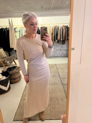 Maxidress beige met gouden detail in de taille - one size