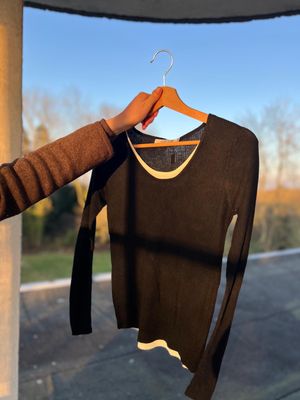 Dun truitje lange mouwen met wit detail (prikt niet)