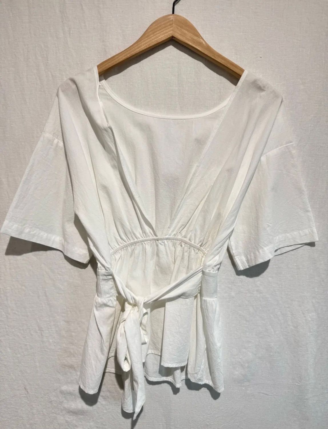 Witte blousje met diepe rug decolleté en strik 🤍