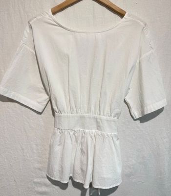 Witte blousje met diepe rug decolleté en strik 🤍