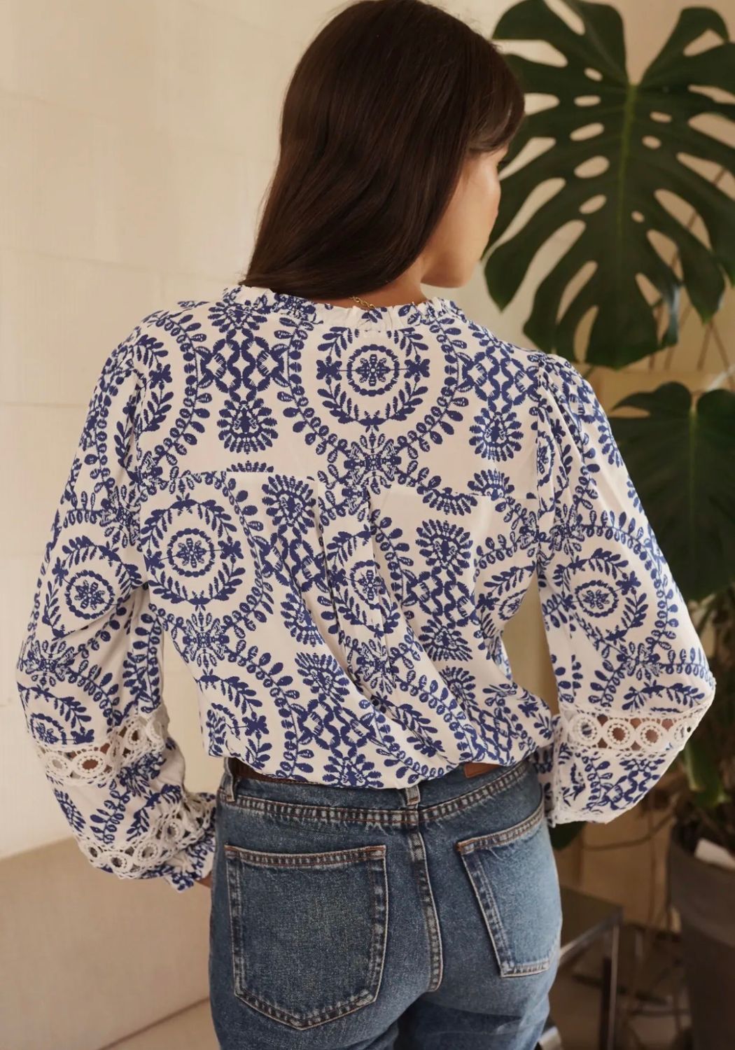 Blauwe blouse met print en kanten detail aan de mouw - boho collection