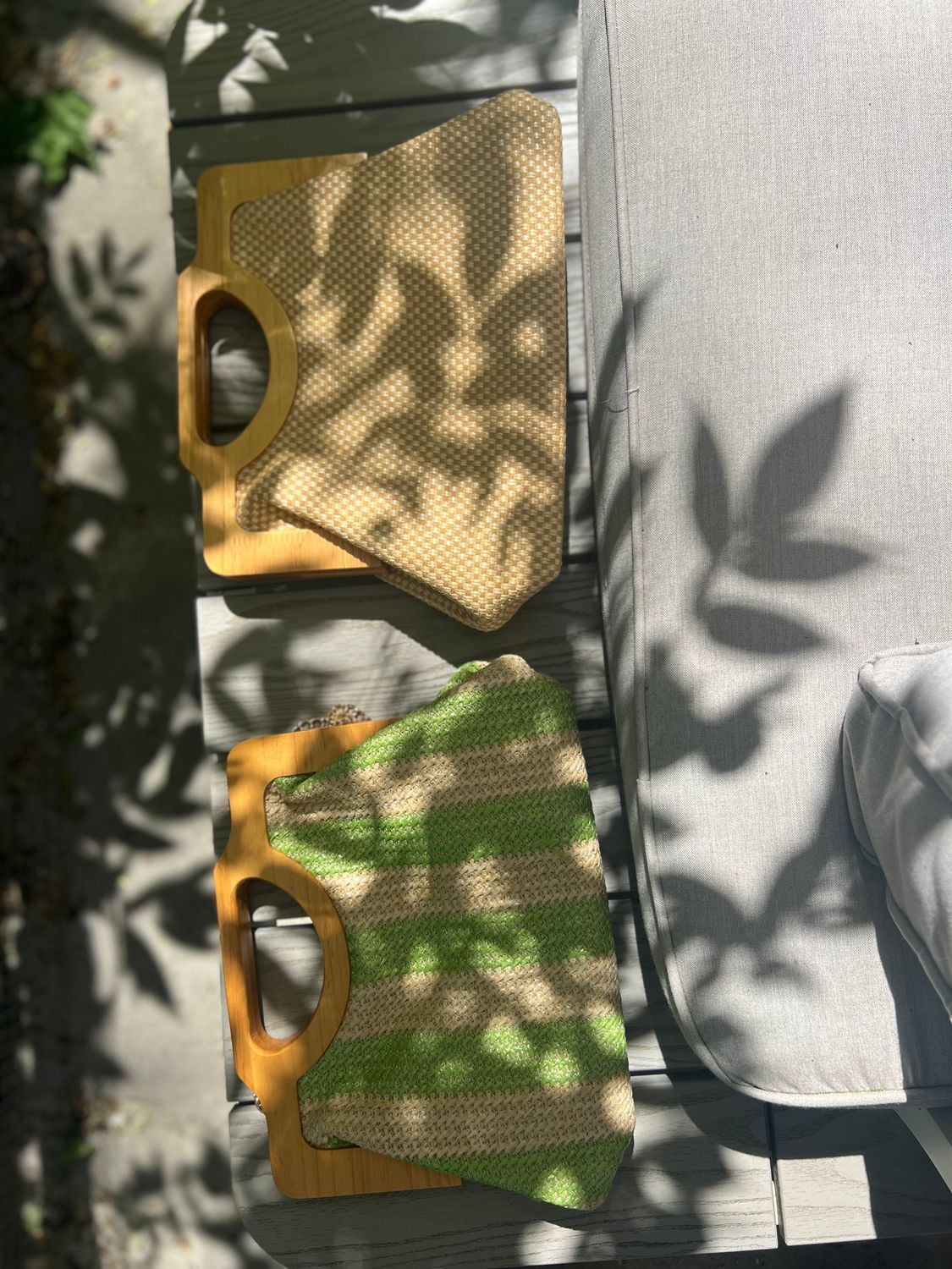 Handtasje met houten handvat en magnetische sluiting