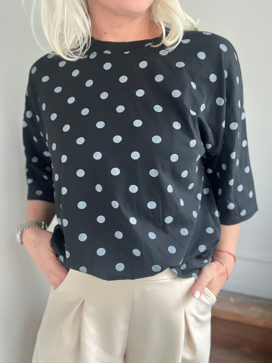 Zwarte Polkadot t-shirt met cut out - kan zowel voor als achteraan gedragen worden - one size