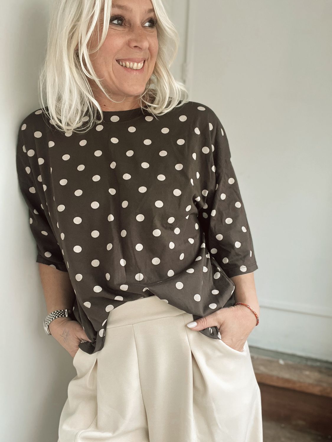 Polkadot t-shirt met cut out - kan zowel voor als achteraan gedragen worden - one size