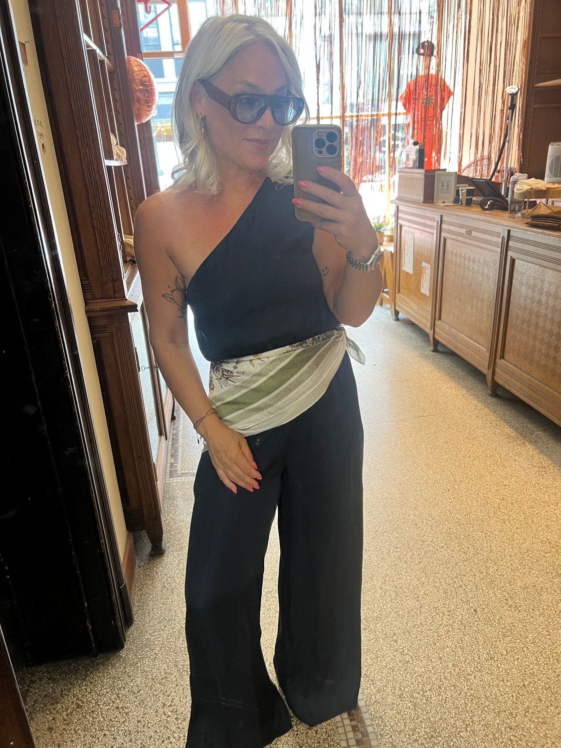 Asymmetrische jumpsuit in satin look - nachtblauw - met zakken en rek op de taille