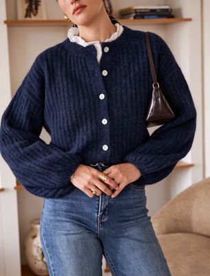 Zachte gilet met knopen en losse mouwen