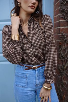Blouse met ruitjes, elegante pofmouwen en subtiele plooidetails.