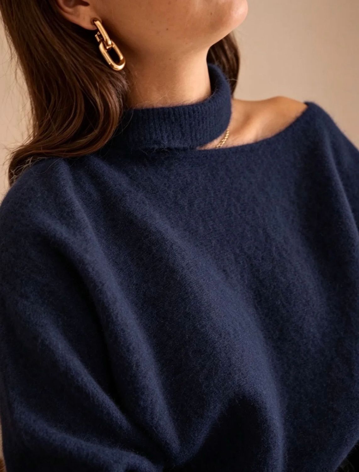 Zachte knit trui met elegante open halslijn. Verkrijgbaar in navy, ecru &amp; rood.