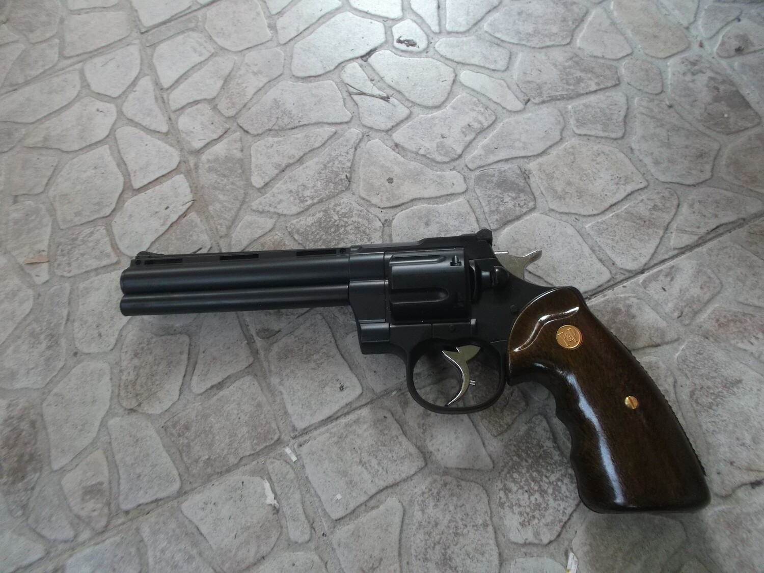 Revolver357 python  metal ,12 colpi green gas, cal. 6. SRC