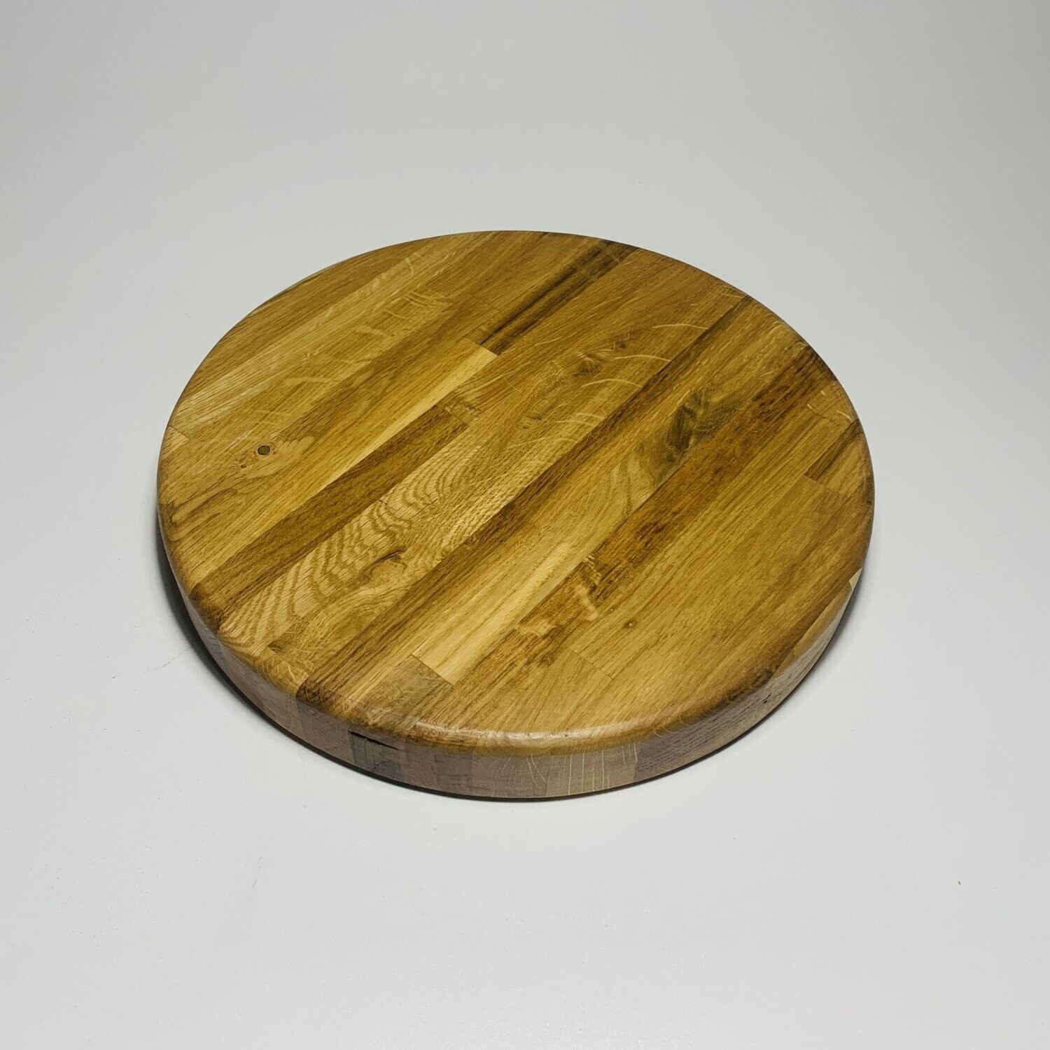 Large round chopping board
