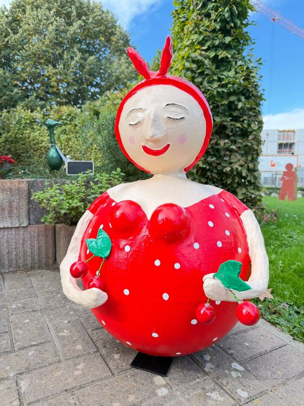 Grote zwembad dame op voet