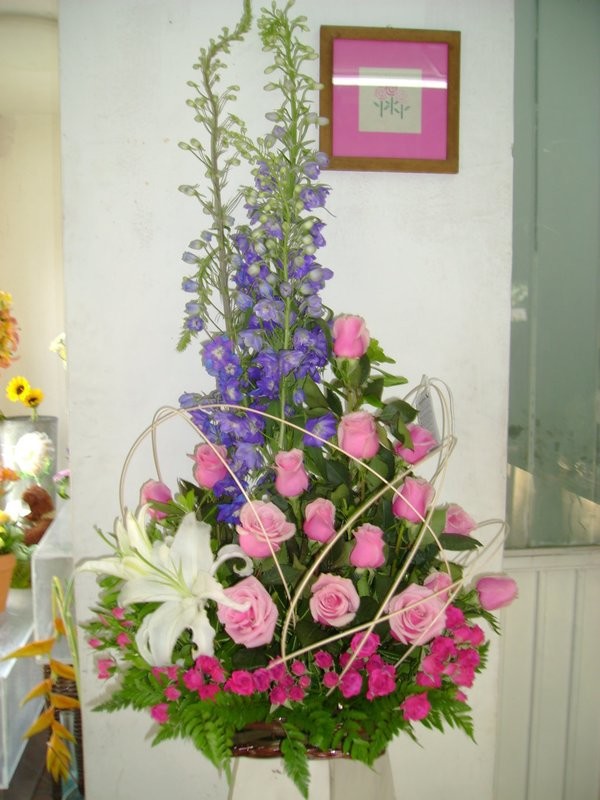 Arreglo con rosas y delphinium en canasta