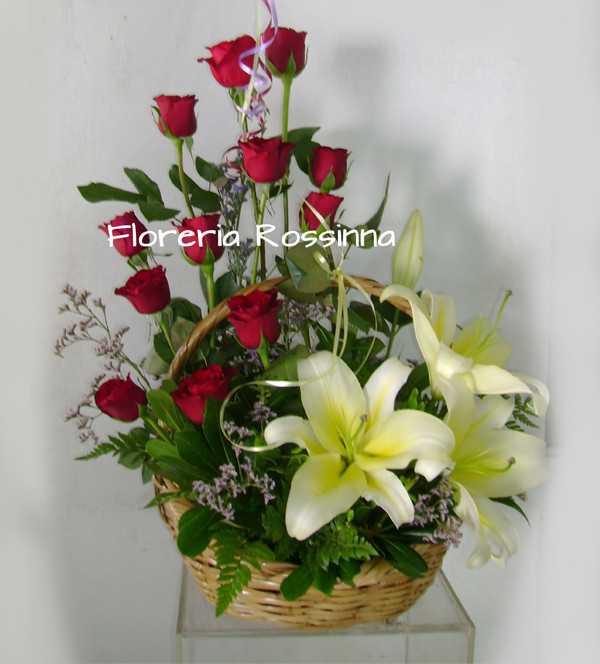 Canasta con rosas y orientales