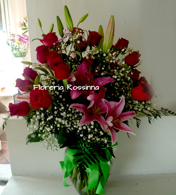 Rosas y orientales en florero