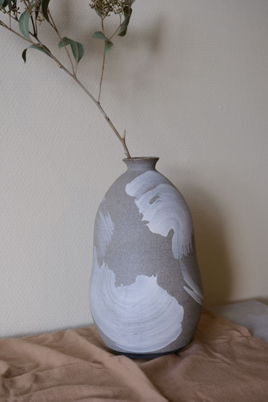 Big vase decorated with white slib