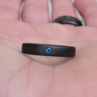 Karbon prstan z modrim diamantom
