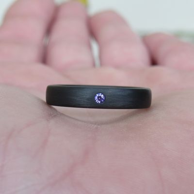 Karbon prstan z vijoličnim diamantom