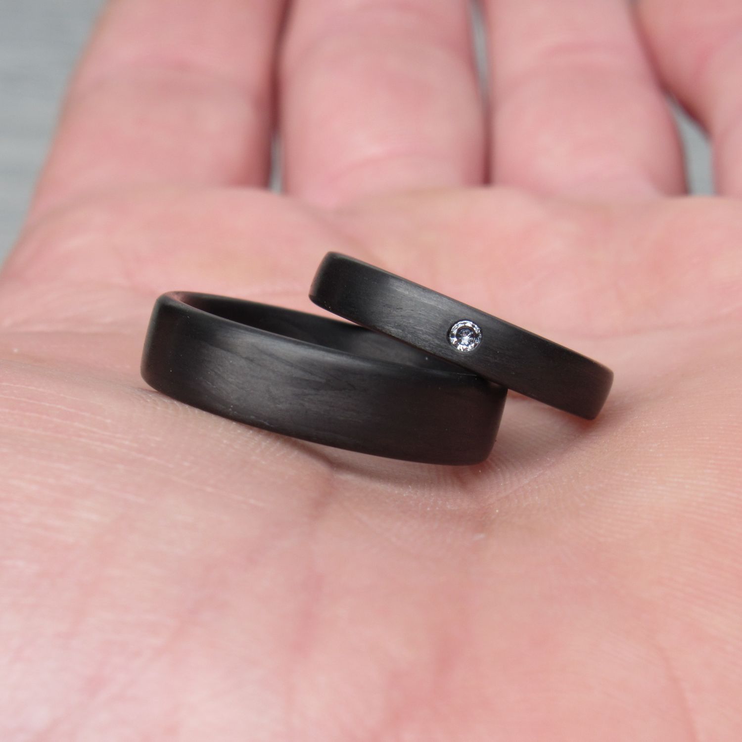 Karbonski poročni prstani z diamantom