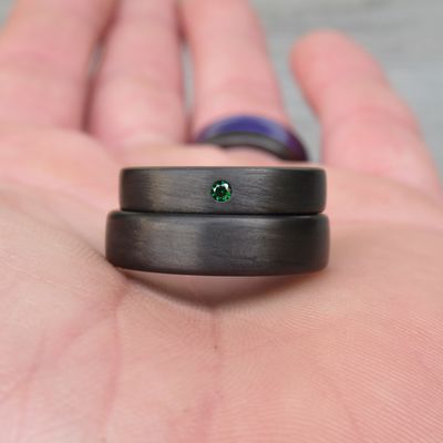 Karbonski prstani z zelenim diamantom