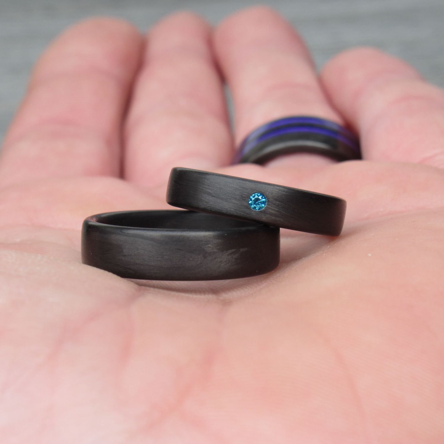 Karbonski prstani z modrim diamantom