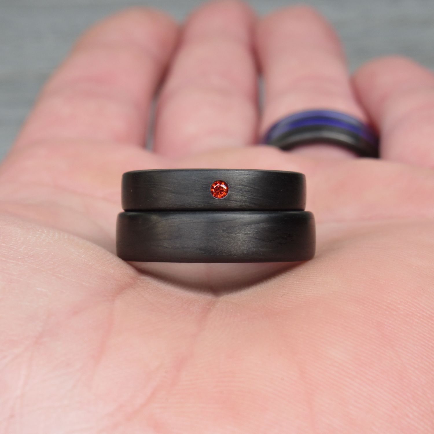 Karbonski prstani z rdečim diamantom
