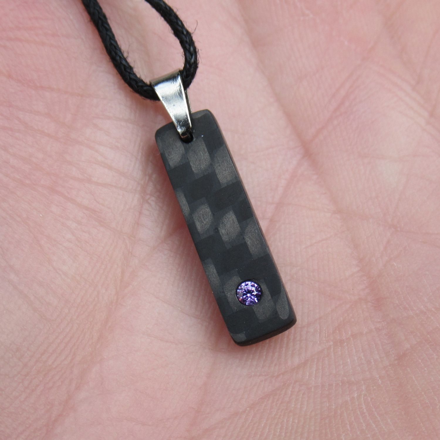 Karbonski obesek vijola diamant