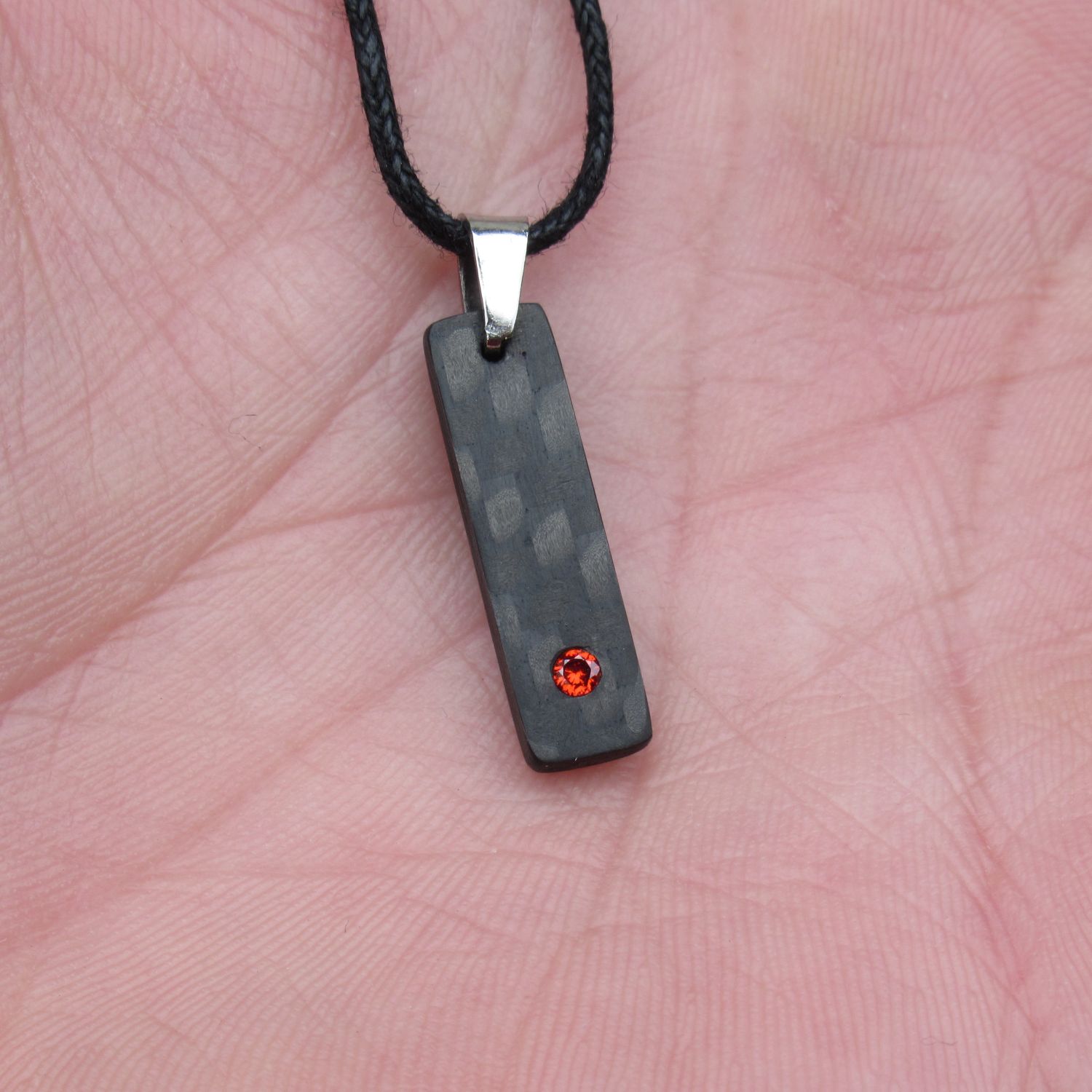 Karbonski obesek rdeč diamant