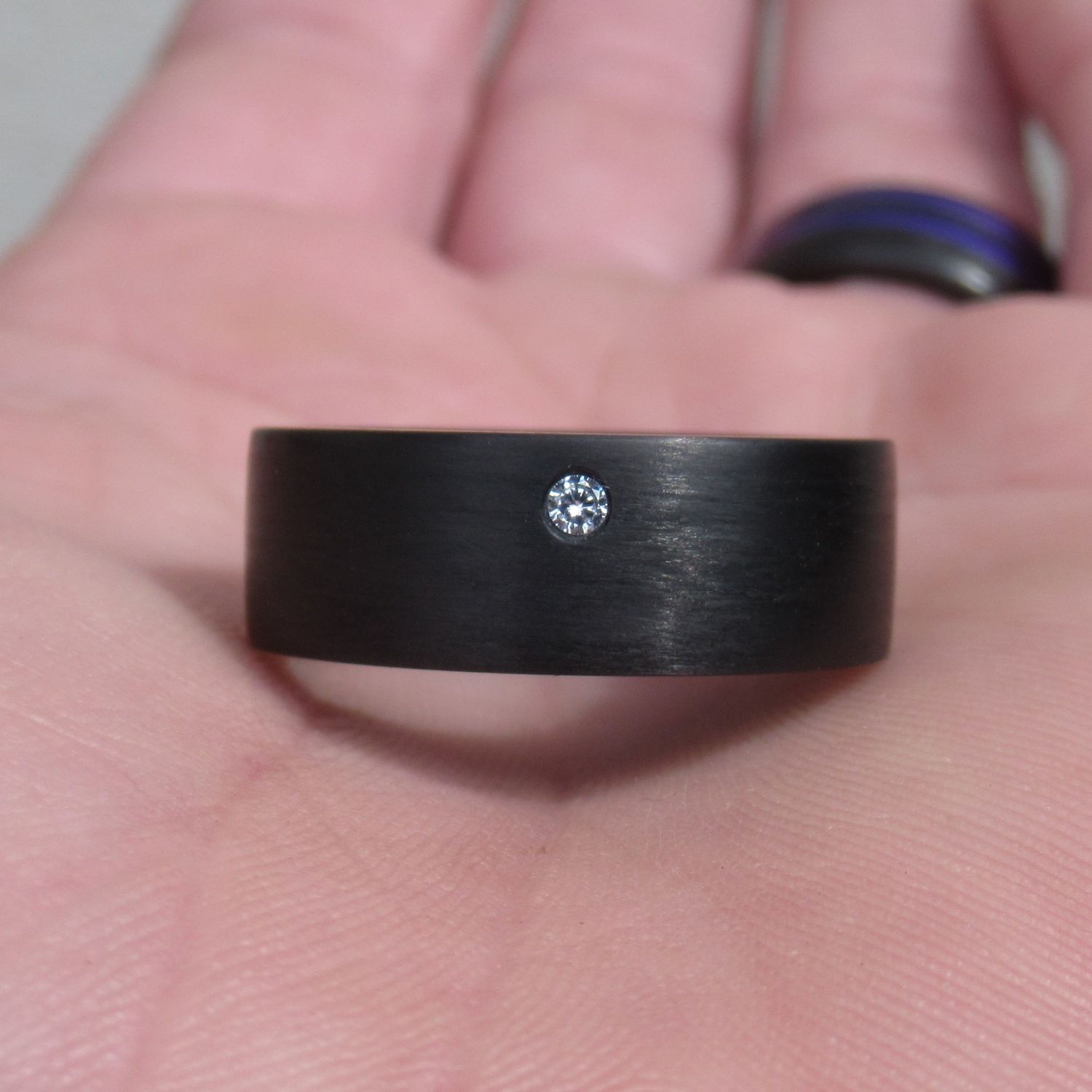 Karbonski prstan z diamantom