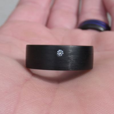Karbonski prstan z diamantom
