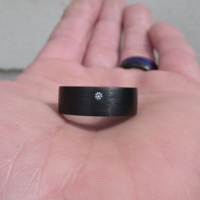 Karbonski prstan z diamantom