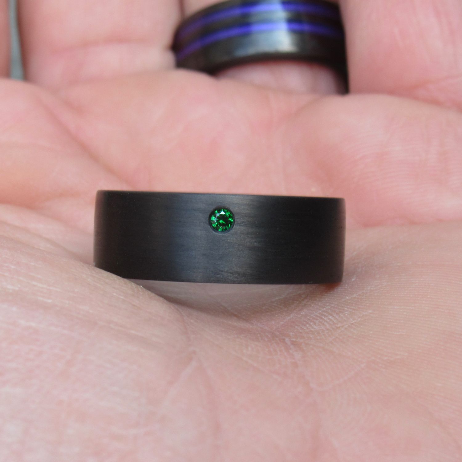 Karbon prstan z zelenim diamantom