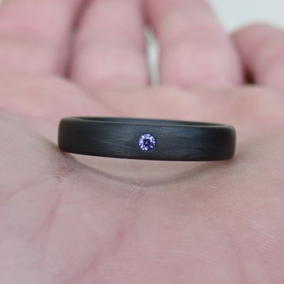 Karbon prstan z vijoličnim diamantom