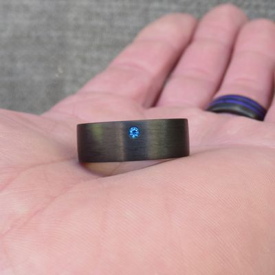 Moški karbon prstan z modrim diamantom