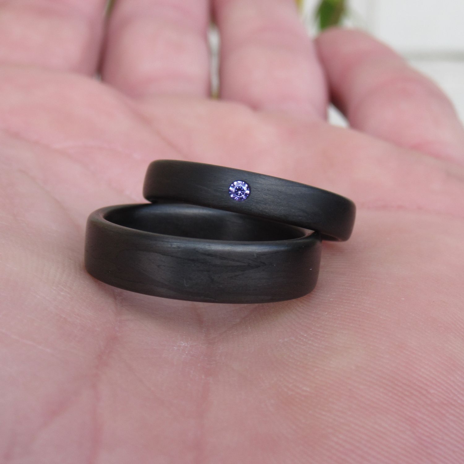 Karbonski prstani z viola diamantom