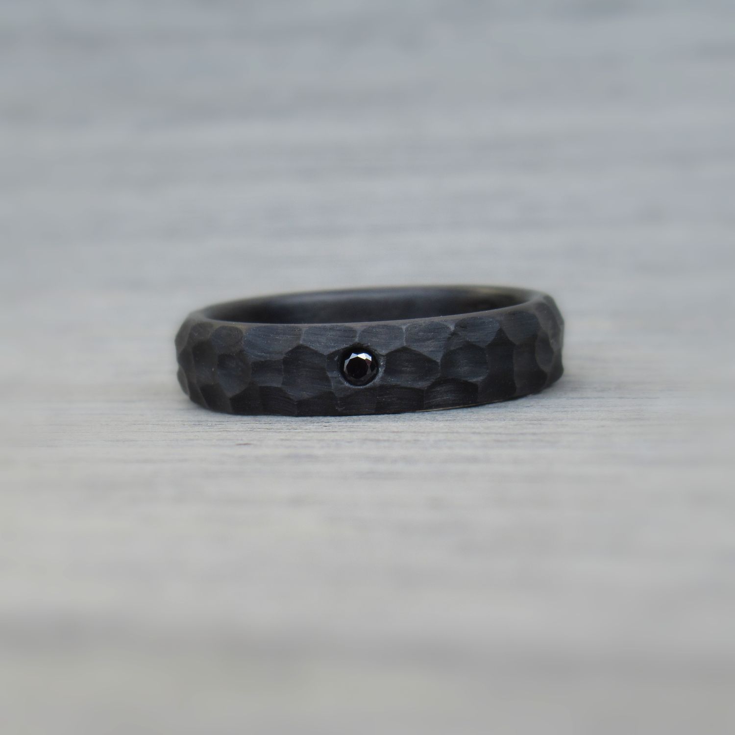 Moški karbon prstan z diamantom