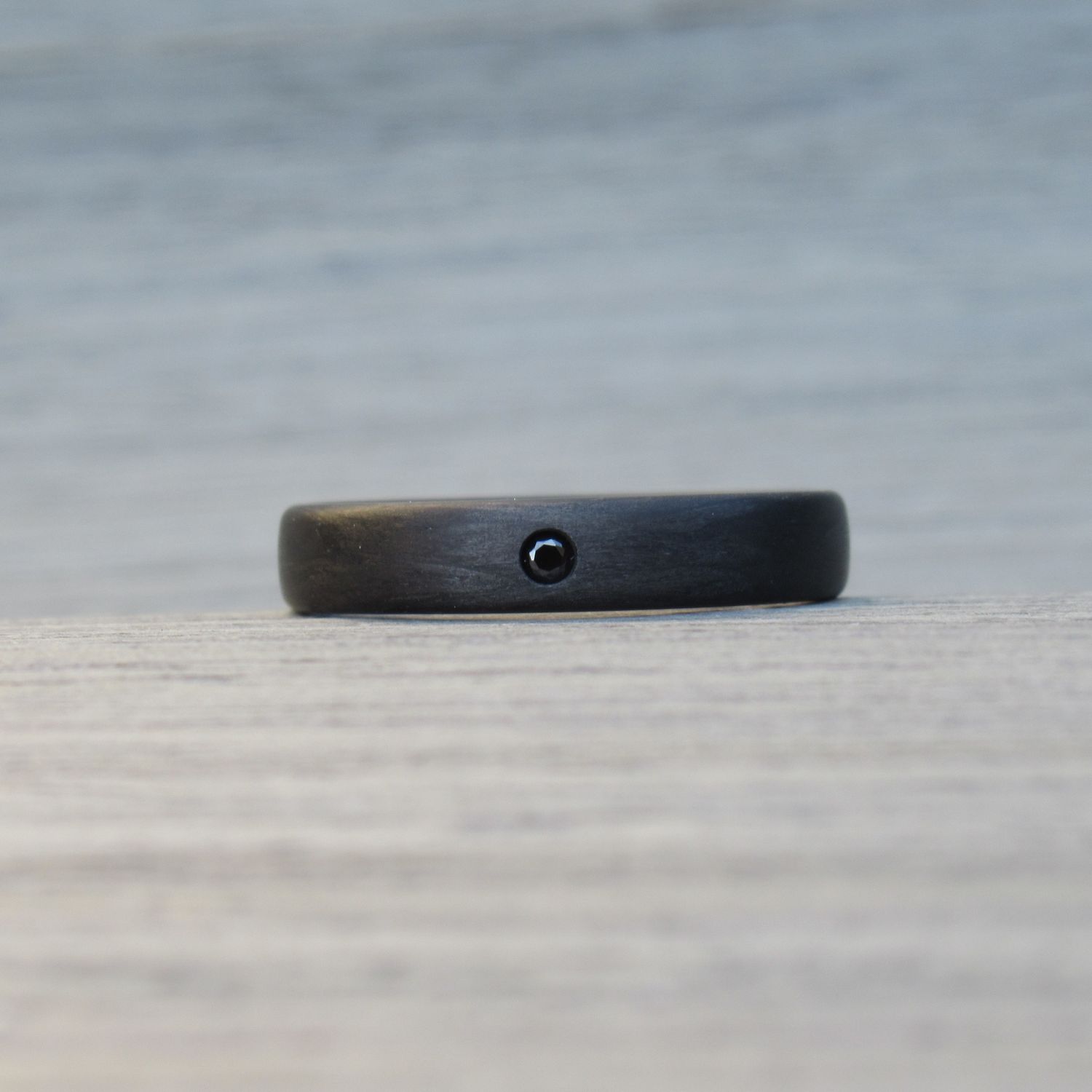 Poročni karbonski prstan z črnim diamantom