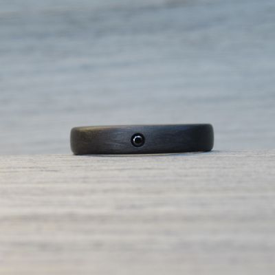 Poročni karbonski prstan z črnim diamantom