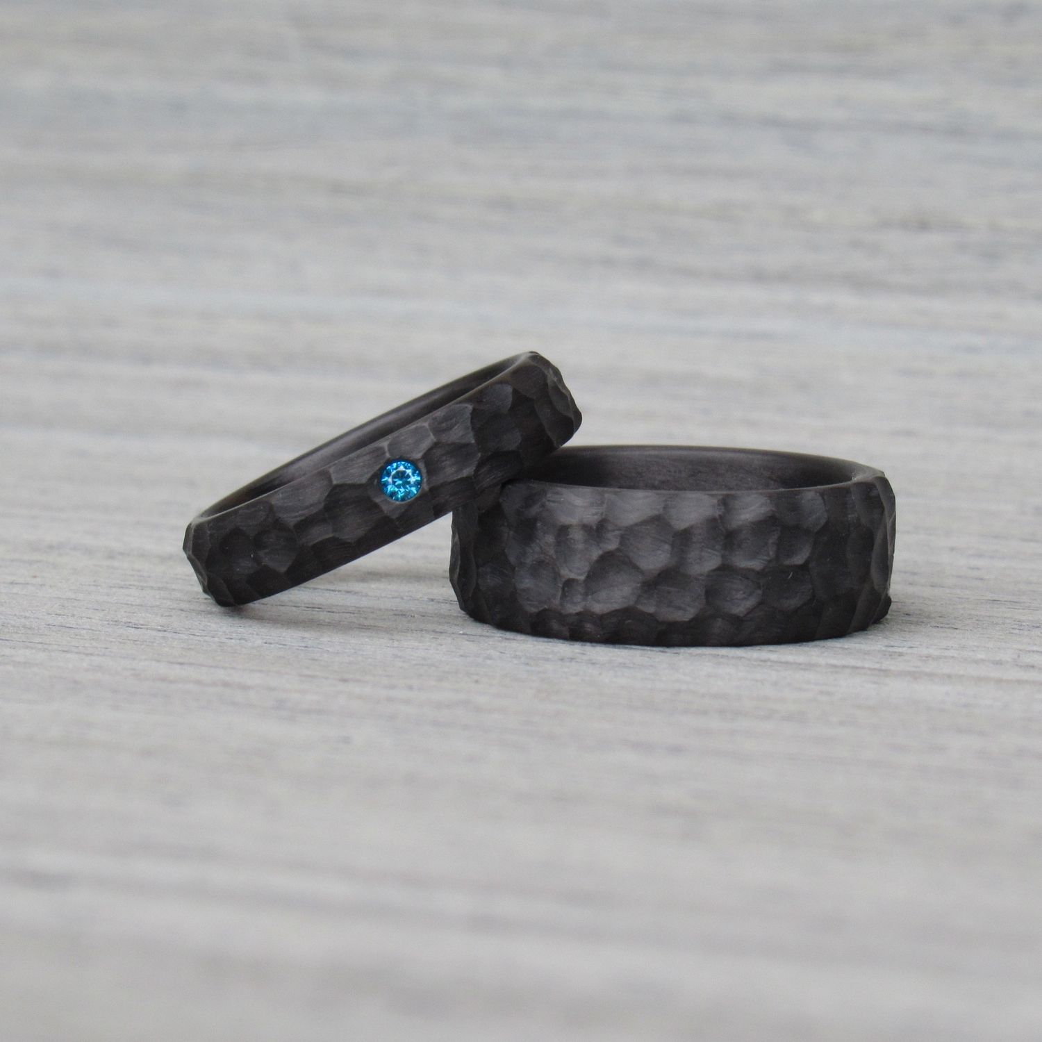 Poročni karbonski prstani z modrim diamantom