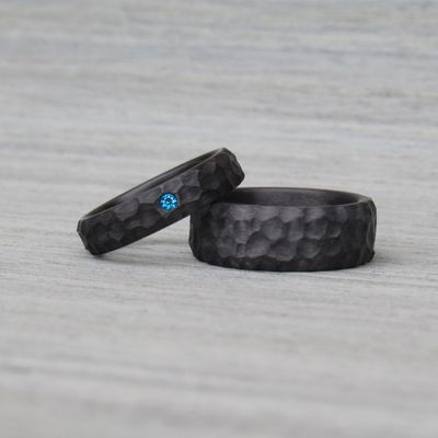 Poročni karbonski prstani z modrim diamantom