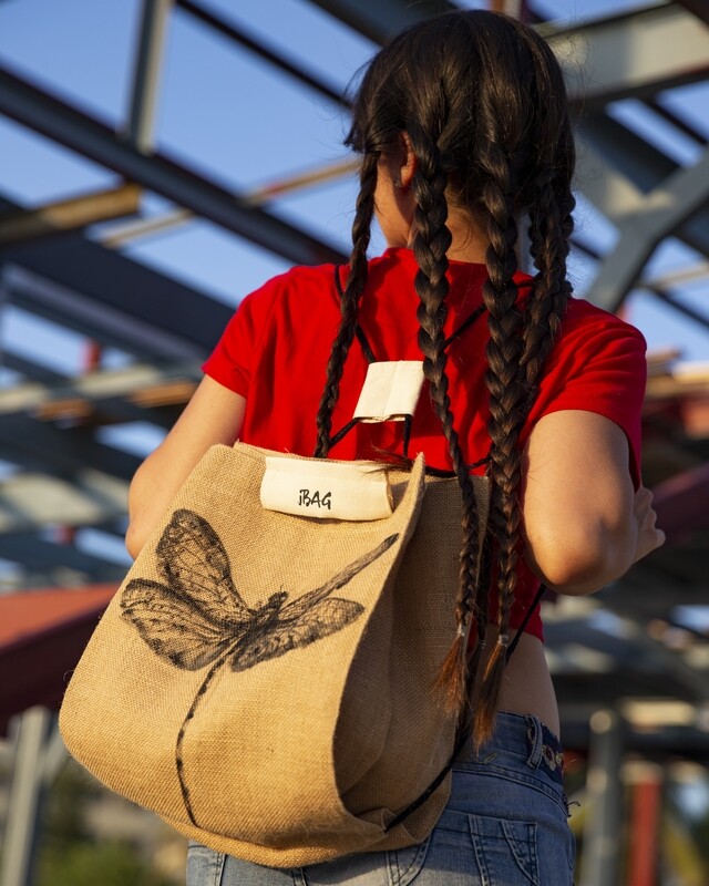 Mochila clásica base en yute con libélula