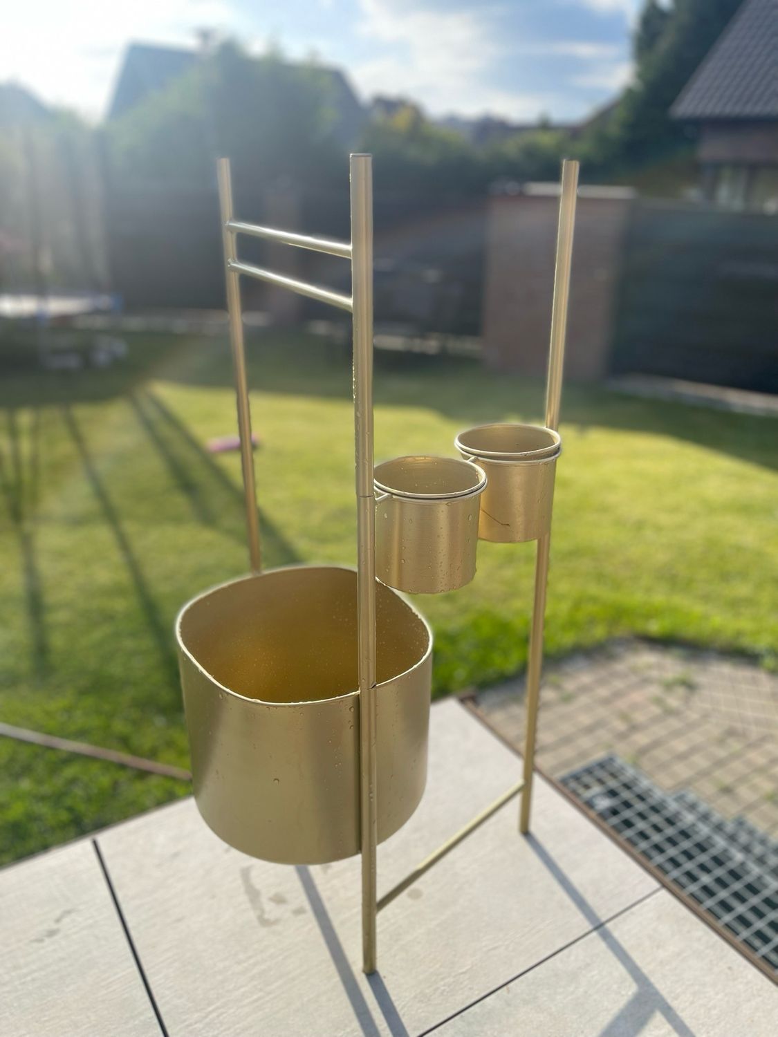 Goldener Pflanzenständer mit integrierten Pflanztöpfen
