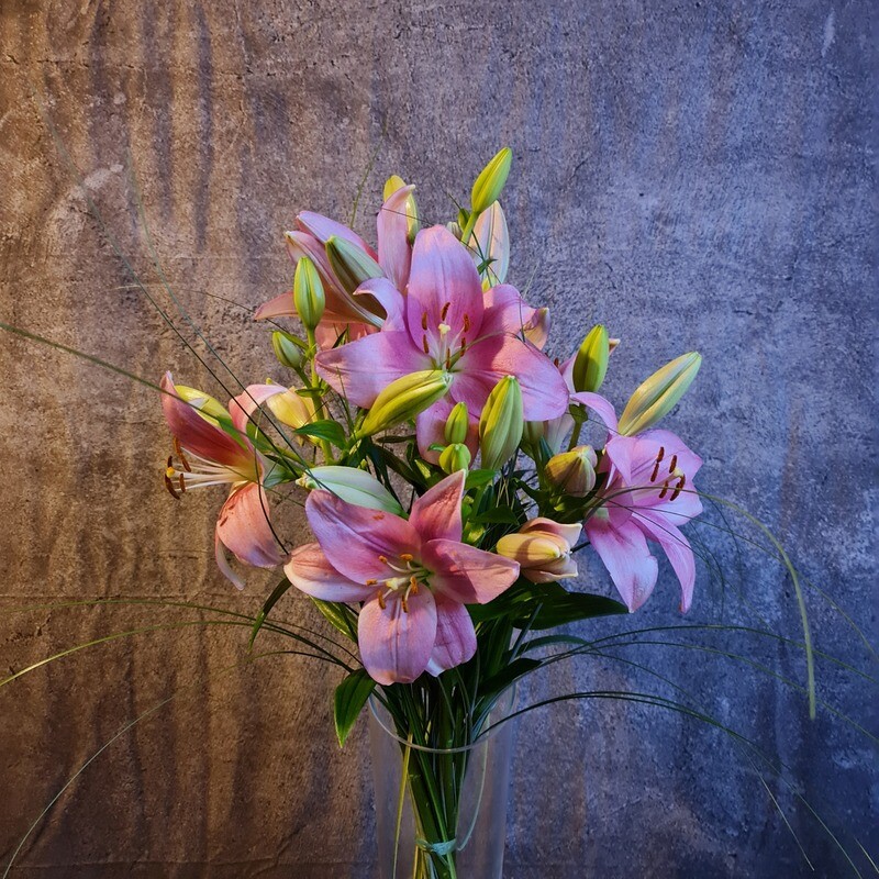Lilien mit Bärgräsern (Farbe wählbar) Lilien mit Bärgräsern (Farbe wählbar)