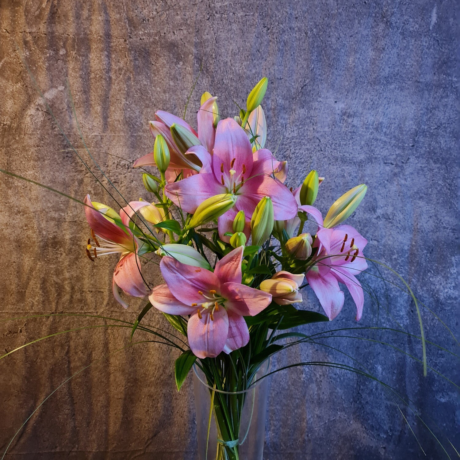 Lilien mit Bärgräsern (Farbe wählbar)