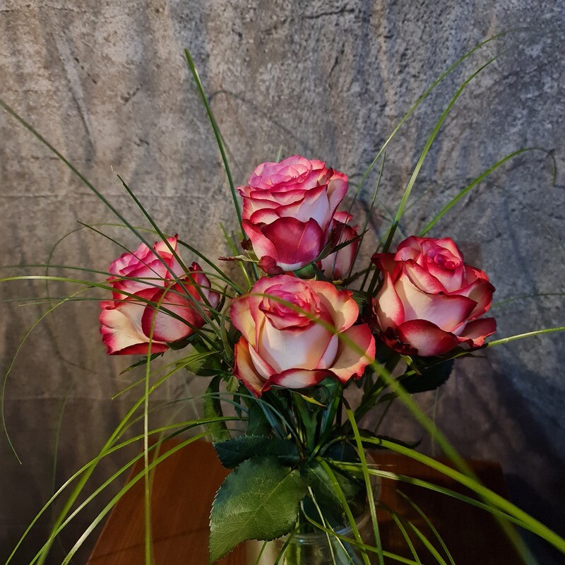 5 Rosen mit Bärgräsern (Farbe wählbar)
