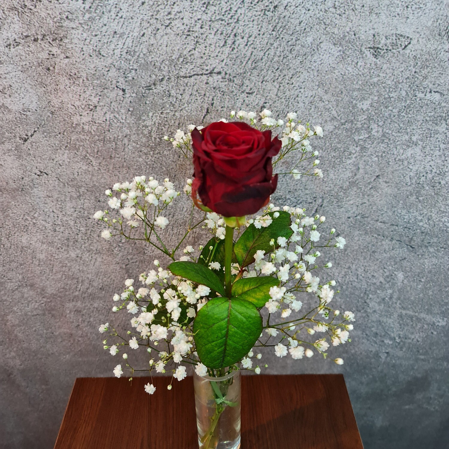 Rote Rose(n) mit Schleierkraut (Menge wählbar)