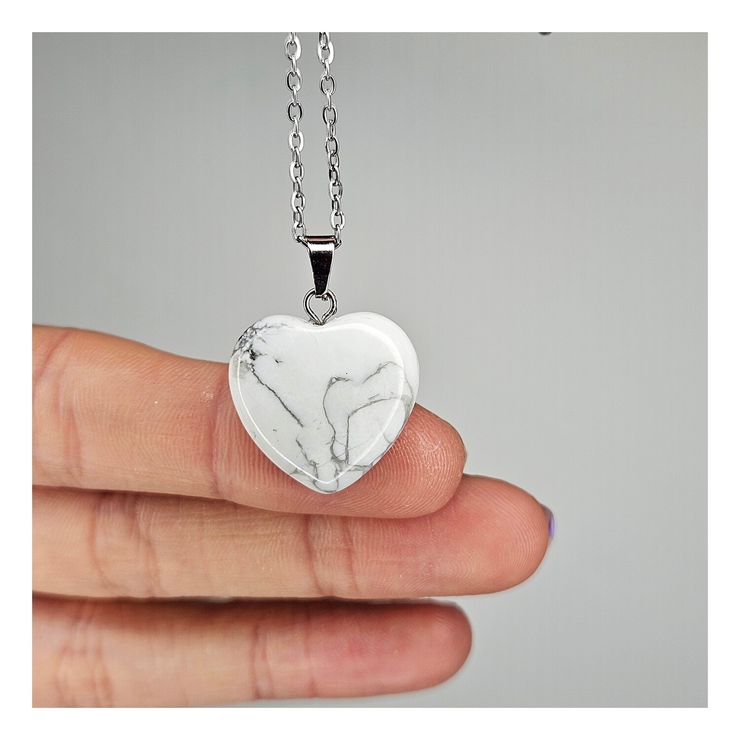 Dije Corazón Howlita (con cadena)