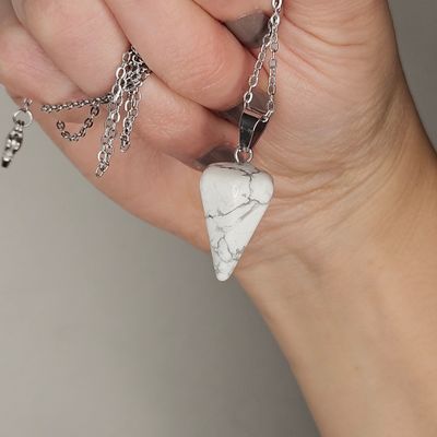 Dije Howlita péndulo (con cadena)