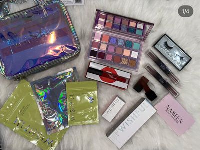 مجموعة متنوعة من منتجات التجميل والعناية بالبشرة