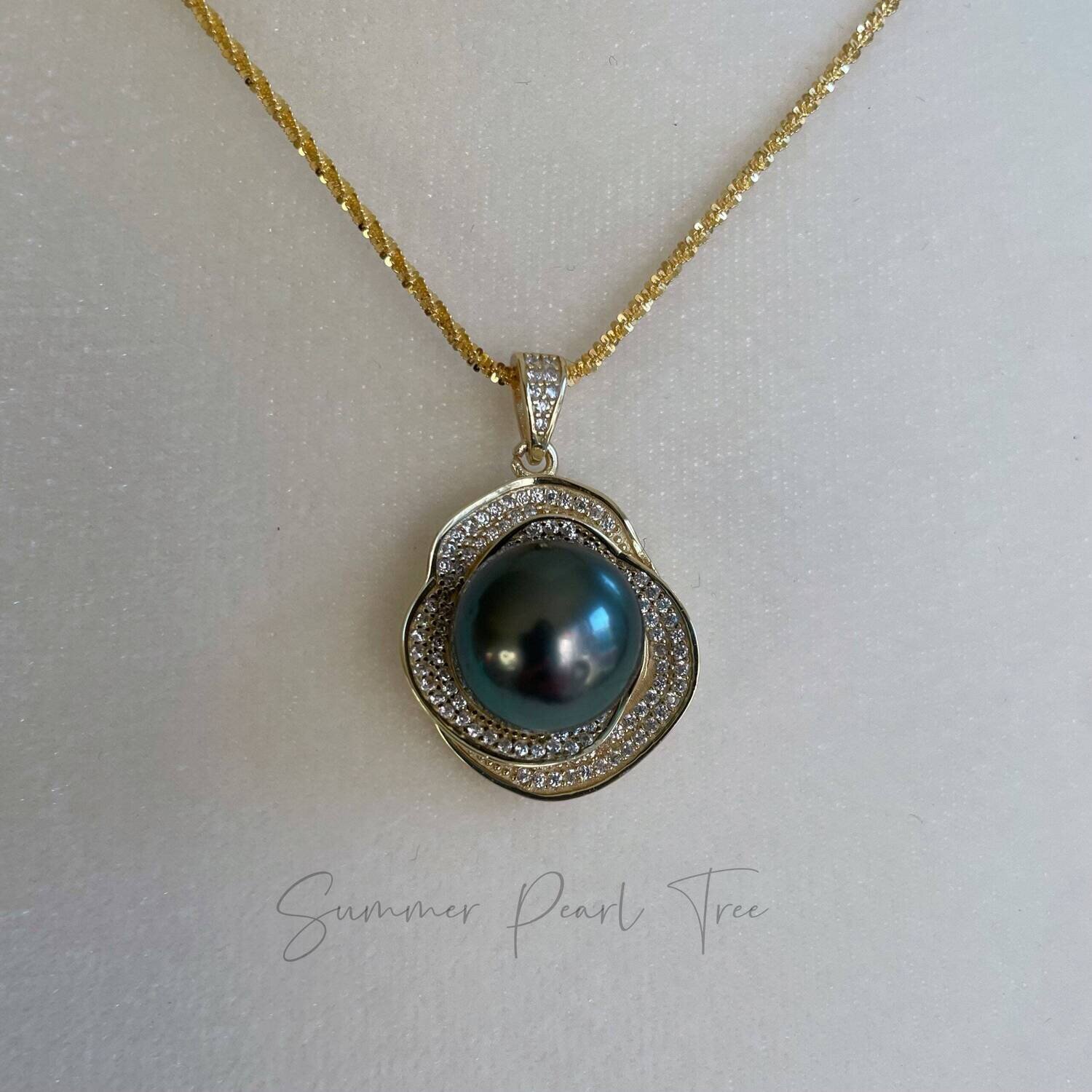 Tahitian pearl necklace pendant