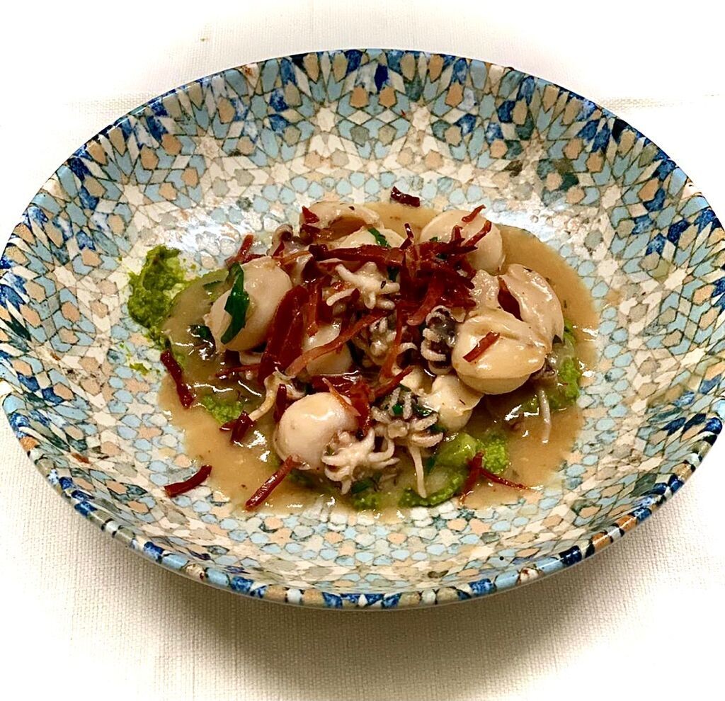 Seppioline con crema di piselli e guanciale croccante